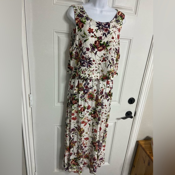 D1- White Floral Drape Maxi Dress - Picture 2 of 6